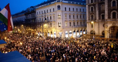 Stire din Actualitate : Ungaria: 100.000 de oameni au ieșit în stradă