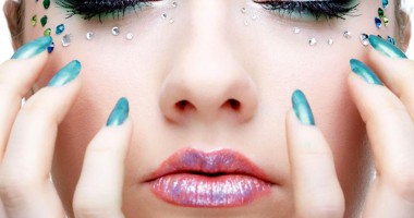 Stire din Diverse : Alege culoarea perfectă pentru unghiile tale!