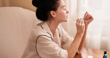 Stire din Sănătate : Tratamente esențiale pentru unghii fragile vara