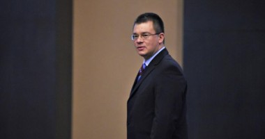Stire din Politică-Administrație : Premierul spune că moțiunea de cenzură este inoportună