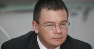 Stire din Politică-Administrație : SONDAJ: MRU îi suflă în ceafă lui Antonescu la prezidențiale
