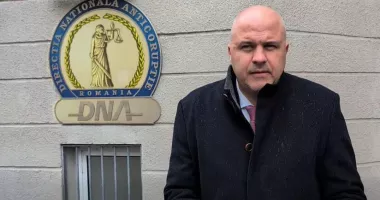 Stire din Eveniment : Scandalul vaccinurilor anti-COVID ia amploare. Plângere penală pe numele lui Alexandru Rafila