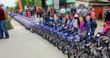 Unicat în România! Toți copiii comunei Peștera au primit în dar câte o bicicletă - 2