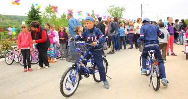 Unicat în România! Toți copiii comunei Peștera au primit în dar câte o bicicletă - 6