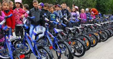Unicat în România! Toți copiii comunei Peștera au primit în dar câte o bicicletă - 7
