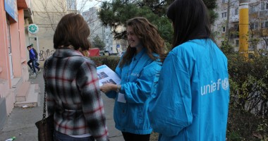 Stire din Social : Mesagerii UNICEF fac "banking" la Constanța
