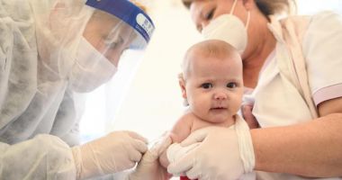 Tot mai mulți copii și adolescenți se îmbolnăvesc de COVID