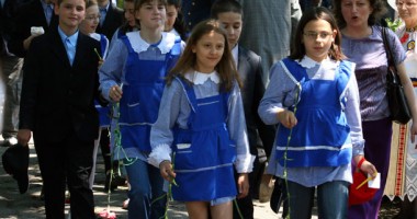 Stire din Politică-Administrație : Reintroducerea uniformelor în școli, pro sau contra?
