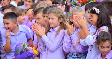 Stire din Cultură-Educație : Școlile nu pot impune părinților achiziționarea unei uniforme! "Este încălcat dreptul elevilor  la învățământ gratuit"
