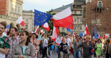 Stire din Actualitate : Unite în faţa crizei migraţiei, Polonia şi Uniunea Europeană îşi continuă disputa în privinţa justiţiei
