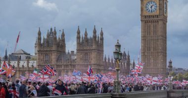 Stire din Actualitate : Peste 100.000 de oameni au ieșit în stradă la Londra. Se strigă numele lui Charlie Kirk