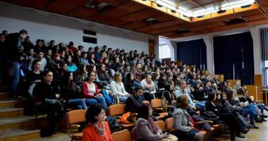 Stire din Cultură-Educație : Universitarii se perfecționează în mediul virtual