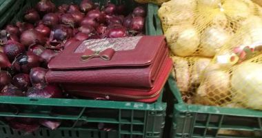 Stire din Eveniment : Un jandarm a găsit două portofele în supermarket. Ce a făcut cu ele