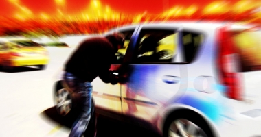 Stire din Eveniment : Un minor care a spart mașini  pe bandă rulantă, prins de jandarmi în Mamaia