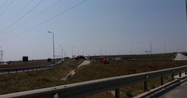 Update: Grav accident rutier. Un TIR s-a răsturnat la intrarea pe autostradă. Au intervenit elicopterul SMURD și Descarcerarea - 6