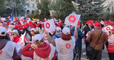 Stire din Social : Sindicalişti de la Sanitas pichetează Ministerul Muncii