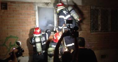 GALERIE FOTO / INCENDIU PUTERNIC într-un bloc din Constanța - 8