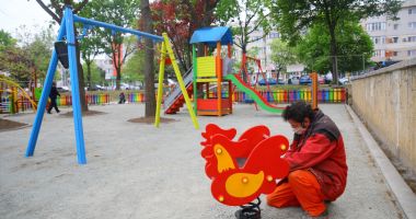 Stire din Politică-Administrație : Administrația locală a amenajat un nou loc de joacă, în Piațeta Far