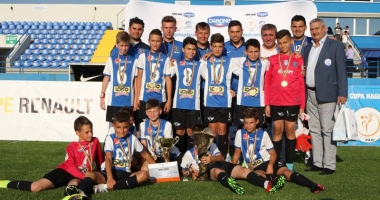 Stire din Sport : Un nou trofeu în vitrina Academiei Hagi
