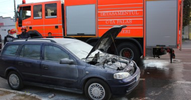 Galerie FOTO. Un Opel a luat foc din mers, pe bulevardul I.C. Brătianu - 4