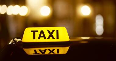 Stire din Eveniment : Un pasager a ajuns la spital după  un accident  între două taxiuri
