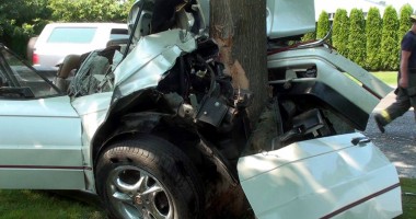 Stire din Eveniment : Un pompier a intrat cu mașina în copac