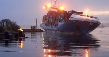 Un portcontainer s-a împotmolit într-un mol de nisip