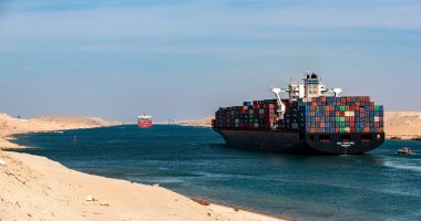 Un portcontainer a eșuat pe Canalul Suez, blocând traficul