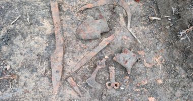 Stire din Cultură-Educație : Arme şi unelte agricole de fier din perioada medievală găsite de un profesor într-o pădure