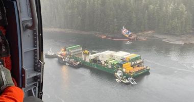 Un remorcher și o barja de containere au eșuat pe coasta Alaska
