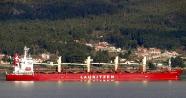 Stire din Economie : Un șef de echipaj a căzut în cala navei și a murit