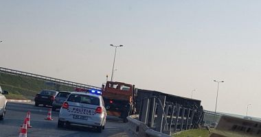 Un șofer beat  s-a răsturnat  cu autotrenul  în sensul giratoriu de la Agigea - 2