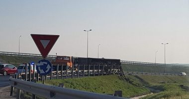 Un șofer beat  s-a răsturnat  cu autotrenul  în sensul giratoriu de la Agigea - 3