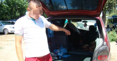Stire din Eveniment : A încercat să treacă frontiera, în portbagajul unei mașini