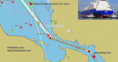 Stire din Economie : TRAGEDIE PE MARE - Un tanc LNG a eșuat în Canalul Suez