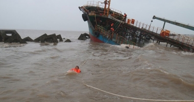 Un tanc petrolier a lovit digul în estuarul Yangtze