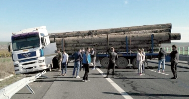 Stire din Eveniment : Un TIR ieșit în decor a blocat traficul pe Autostrada Soarelui