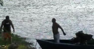 Stire din Eveniment : Prinși de jandarmi furând fier de pe o barjă aflată pe Dunăre | VIDEO