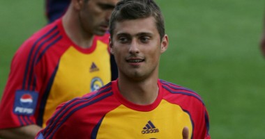 Stire din Sport : Fotbal / Gabi Tamaș, schimbat de la Națională cu Dragoș Grigore, după ce acesta a fost dus cu cătușe la Secția 1