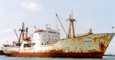 Stire din Economie : Cargoul Asian Express a fost abandonat; echipajul a fost evacuat