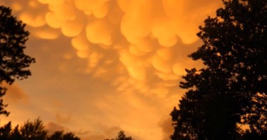 VIDEO / FENOMEN METEO STRANIU. NORI PORTOCALII, cu forme ciudate