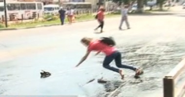 Stire din Diverse : VIDEO / Au rămas fără încălțăminte și au căzut în smoala turnată pe stradă, pentru asfaltare