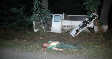 IMAGINI ȘOCANTE! NOAPTE ÎNSÂNGERATĂ LA CONSTANȚA. UN ȘOFER A SFÂRȘIT TRAGIC DUPĂ CE S-A IZBIT CU MAȘINA ÎN POM - 5