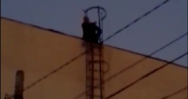 Stire din Eveniment : VIDEO. PROTEST LA ÎNĂLȚIME în Constanța. Protestatarul a coborât pentru o țigară