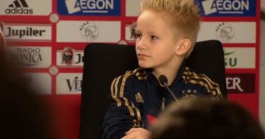 Stire din Sport : VIDEO. Gest măreț! Ajax a transferat un puști și l-a folosit titular! Copilul suferă de o afecțiune rară