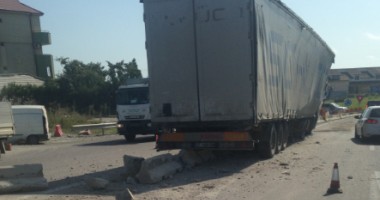 Galerie FOTO. Accident spectaculos! Un TIR a intrat în parapet, la ieșire de pe A4 - 4