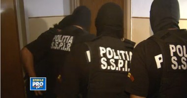Stire din Eveniment : VIDEO / De râsul lumii. De cât timp au avut nevoie mascații să spargă o ușă...de lemn