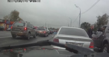 Stire din Actualitate : VIDEO. S-a apucat să facă SCANDAL în trafic. Habar nu avea cum îl așteaptă celălalt șofer