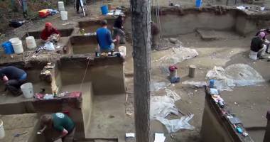 Stire din Actualitate : Imagini video incredibile! Mormintele unor bebeluși din Epoca de gheață, descoperite în Alaska