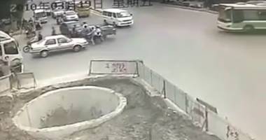 Stire din Fun : VIDEOCLIPUL ZILEI! Cel mai prost șofer de când lumea